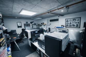 Kontrola kvality DTF tisku přímo při výrobě – stabilní kryvost, přesné detaily a konzistentní výstup.